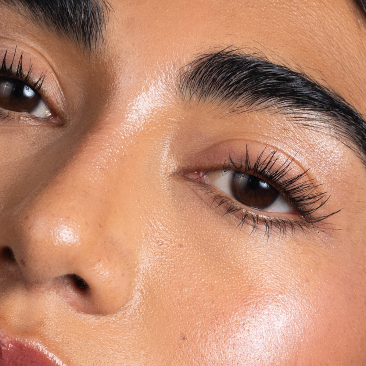 PAKKE: EYELASH GROWTH SERUM WITH SANZI GROWTH COMPLEX™ 5ML + MASCARA VOLUME & CURL WITH EYELASH SERUM (SVART)