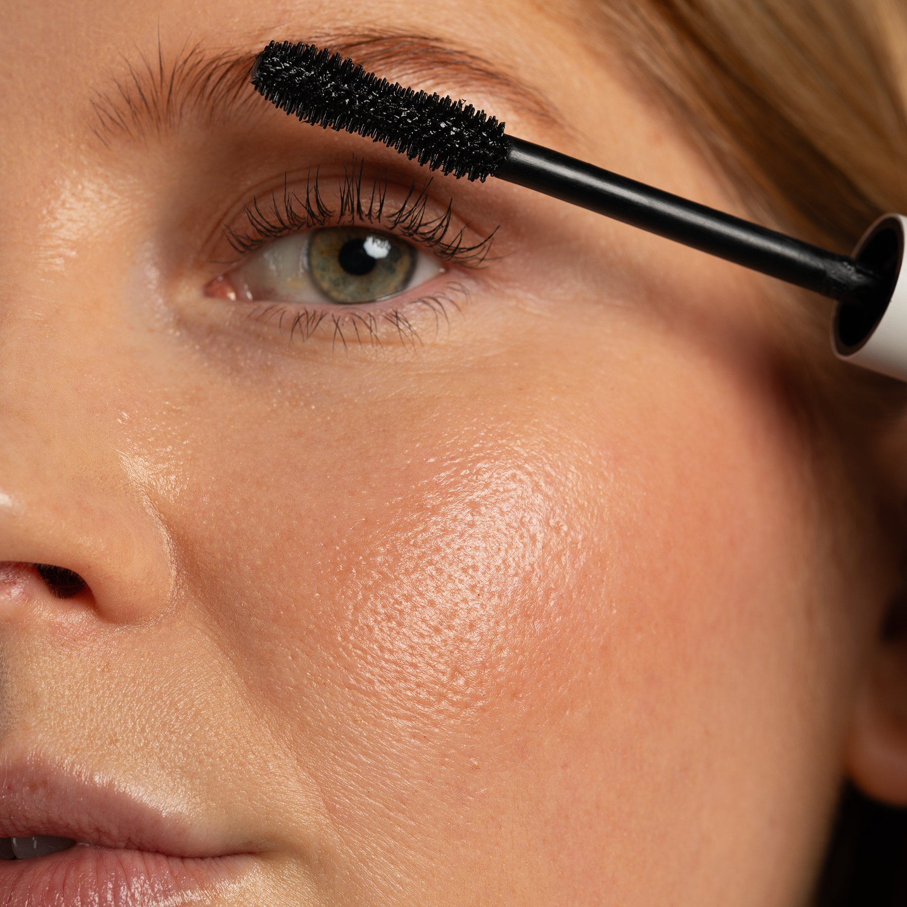 WATERPROOF MASCARA WITH EYELASH SERUM