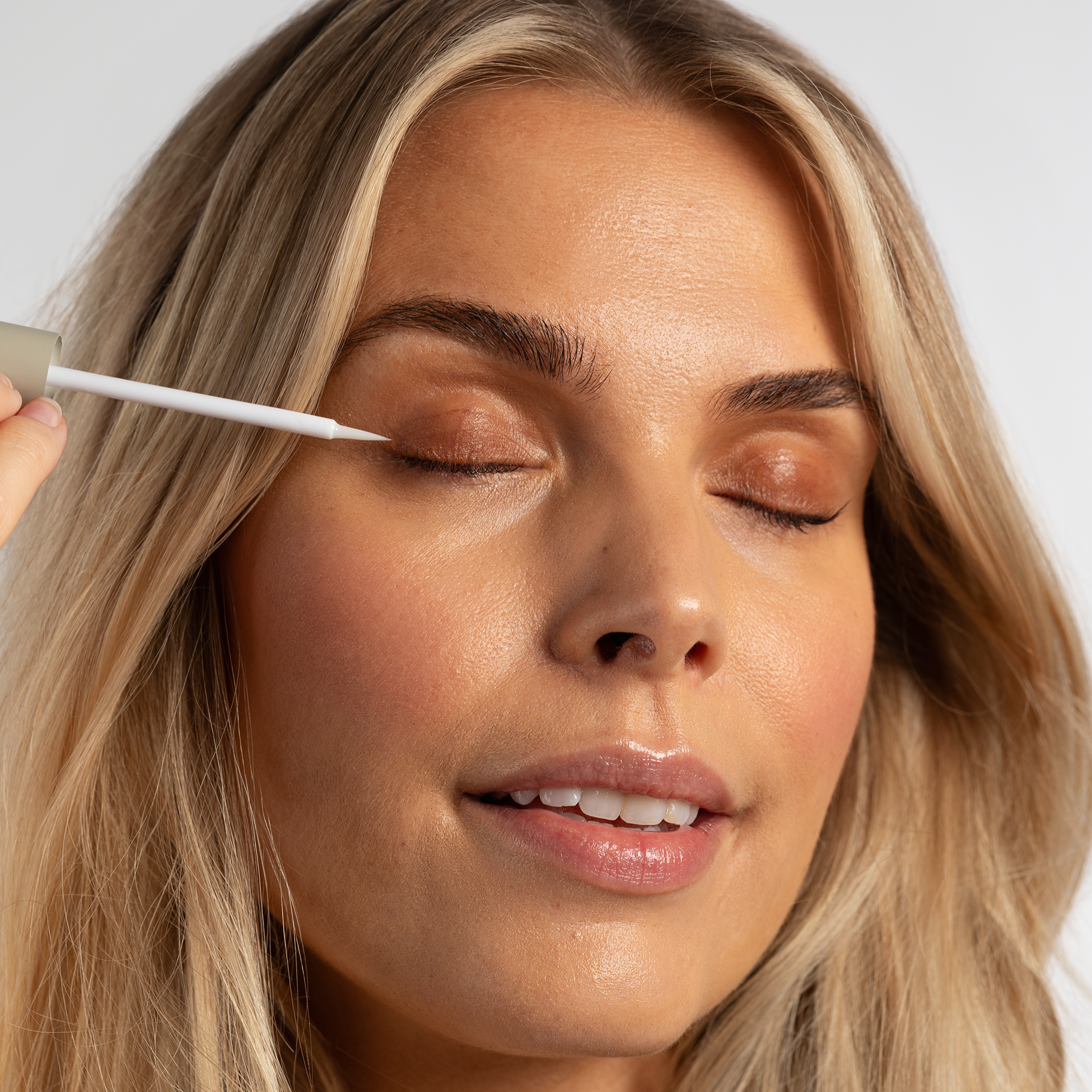 EYELASH RENEWING SERUM