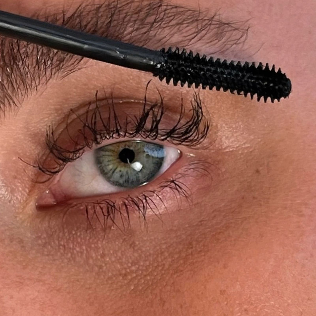 MASCARA VOLUME & CURL WITH EYELASH SERUM